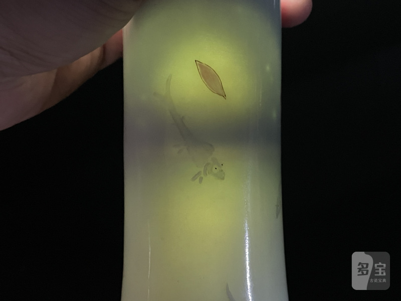 清道光 粉彩落花流水游鱼图瓶 - 图13